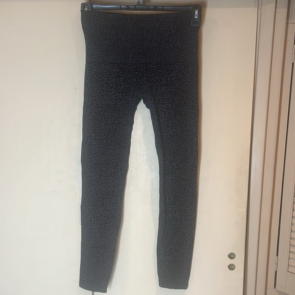 Soma Black and dark grey Leggings w/ Textured animal print Pattern size medium - Picture 2 of 9